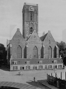 879479 Gezicht op de westgevel van de Jacobikerk (Jacobikerkhof) te Utrecht, met de vrijwoningen tegen de gevel en een ...